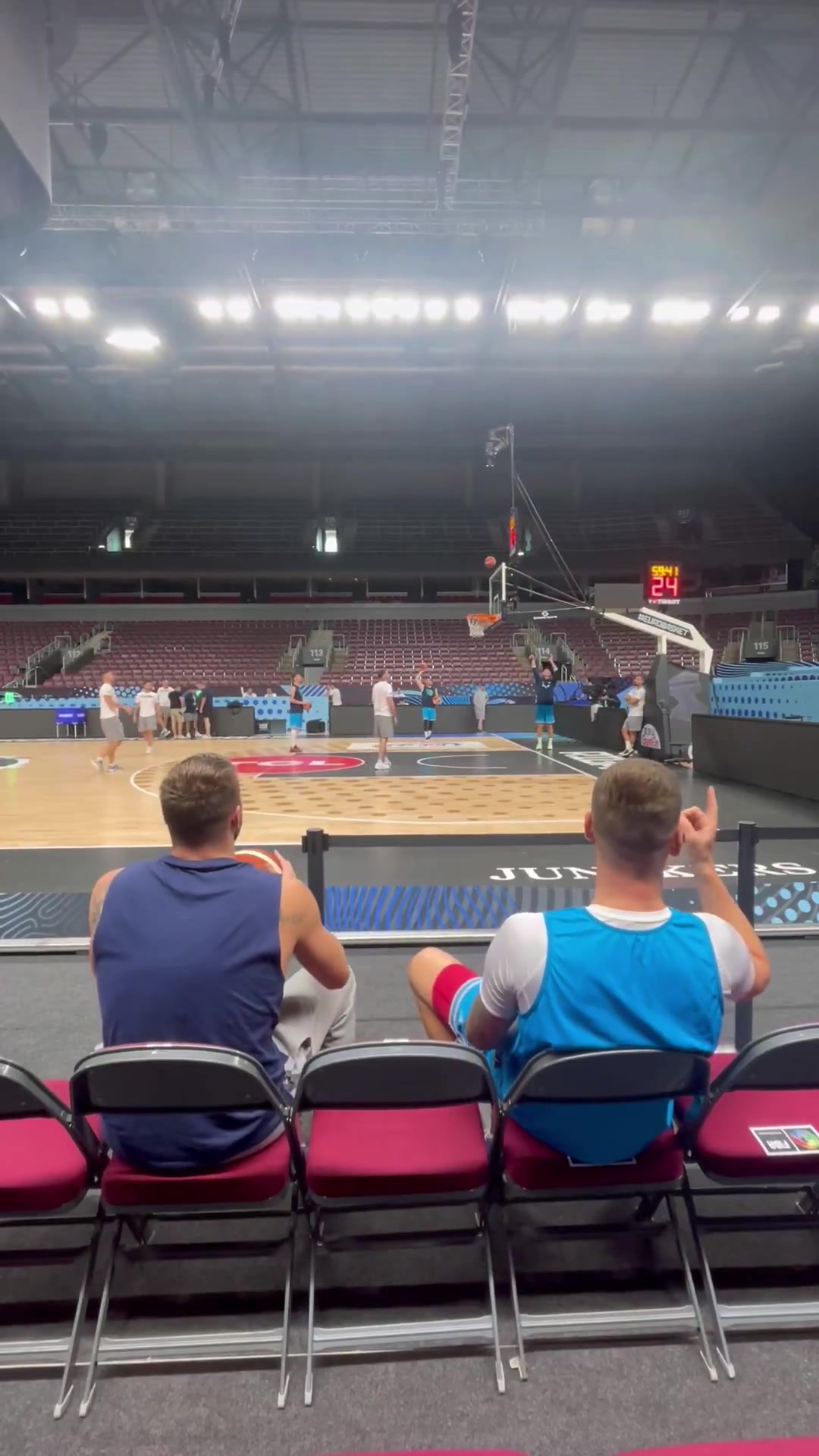 赛事赛程-提前进入比赛模式？东契奇赛前热身坐在替补席命中超远三分！